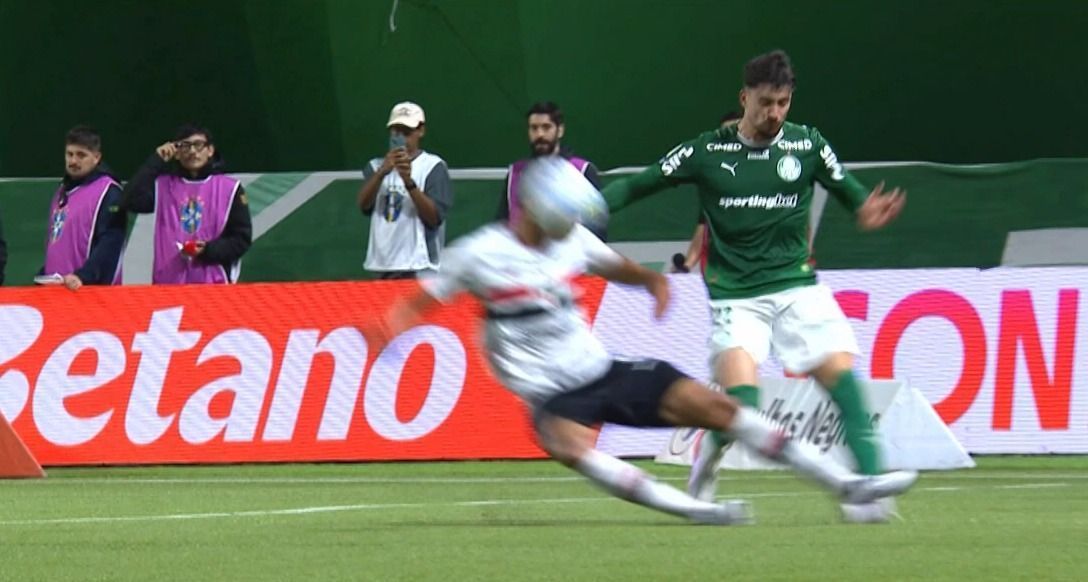 Jogador do São Paulo é expulso por entrada violenta em Piquerez, do Palmeiras