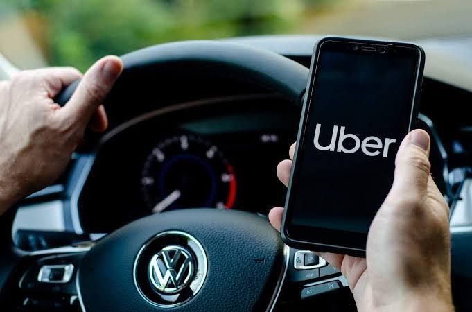Uber promove demissões e pode ter viagens mais baratas, de acordo com CEO