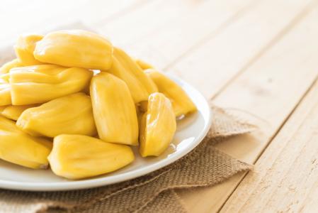 Jaca madura tem polpa doce e pode ser consumida in natura ou usada em sobremesas.