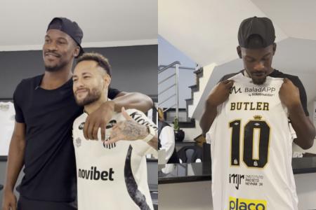 Jimmy Butler com Neymar e presenteado com uma camisa em visita ao Santos