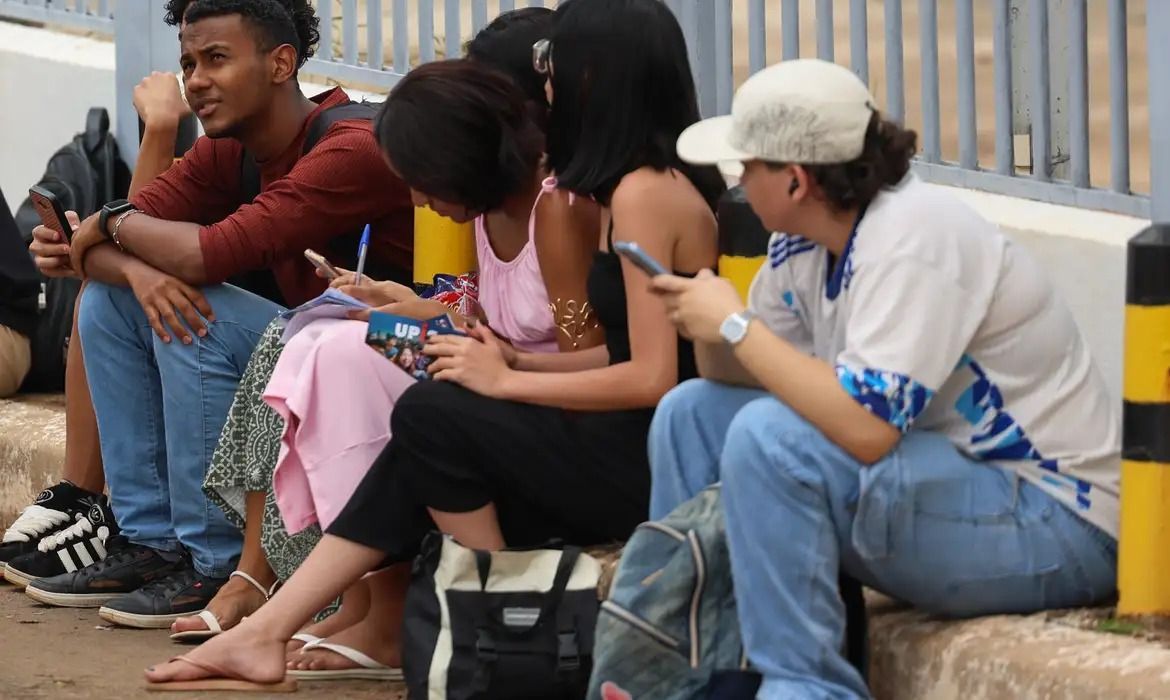 Pobreza e desigualdade são vistas como maiores desafios para jovens no Brasil