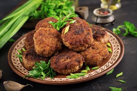 Carne moída e couve-flor formam a base desta alternativa ao quibe tradicional.