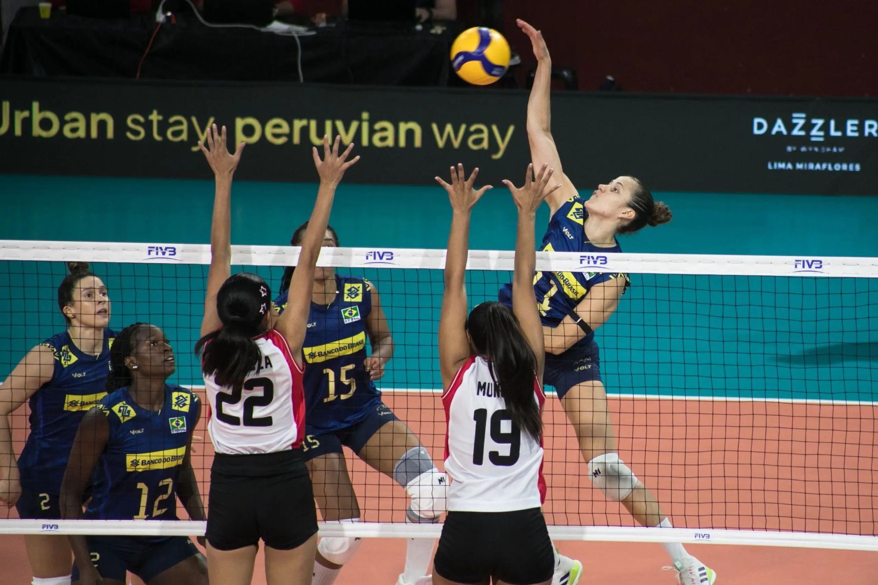 Ponteira sofre lesão e é cortada da Seleção Brasileira antes do Sul-Americano de vôlei