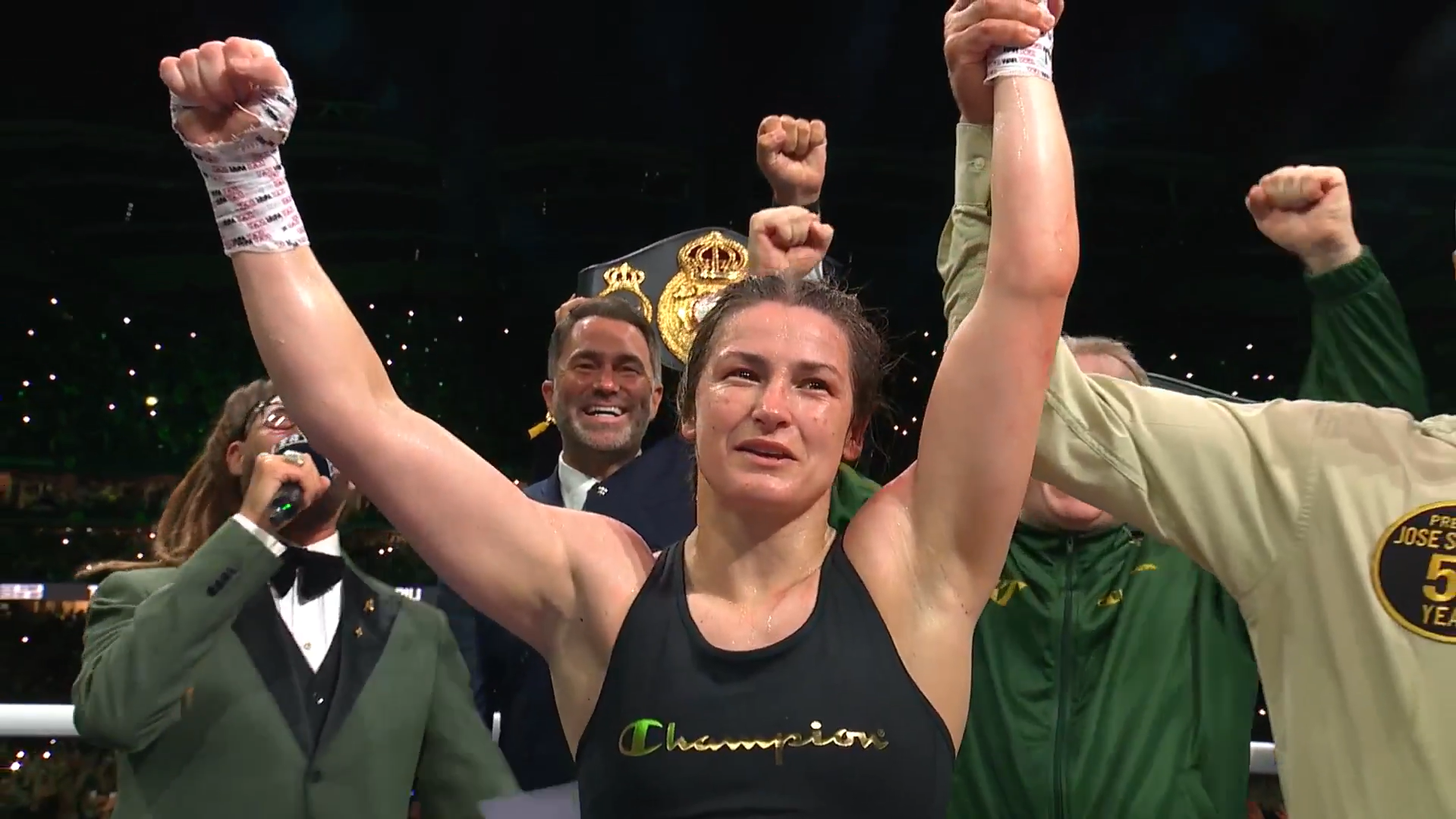 Katie Taylor se aposenta do boxe com vitória diante de 83 mil fãs em Dublin