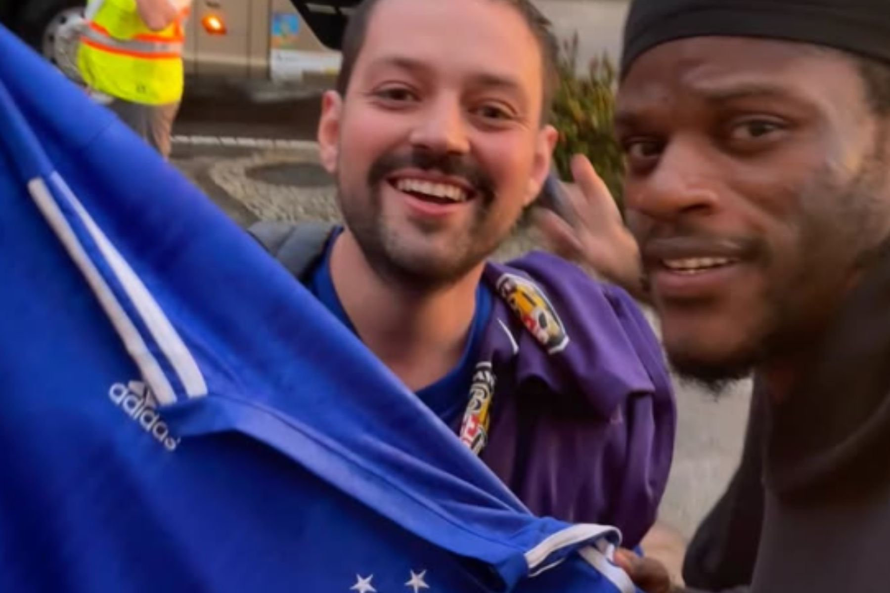 No Rio, astro da NFL recebe camisa do Cruzeiro de torcedor: 'Tá com o Cabuloso'