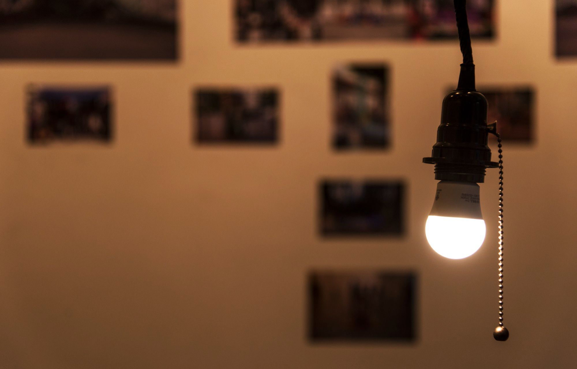O que significa quando uma lâmpada LED continua brilhando mesmo desligada