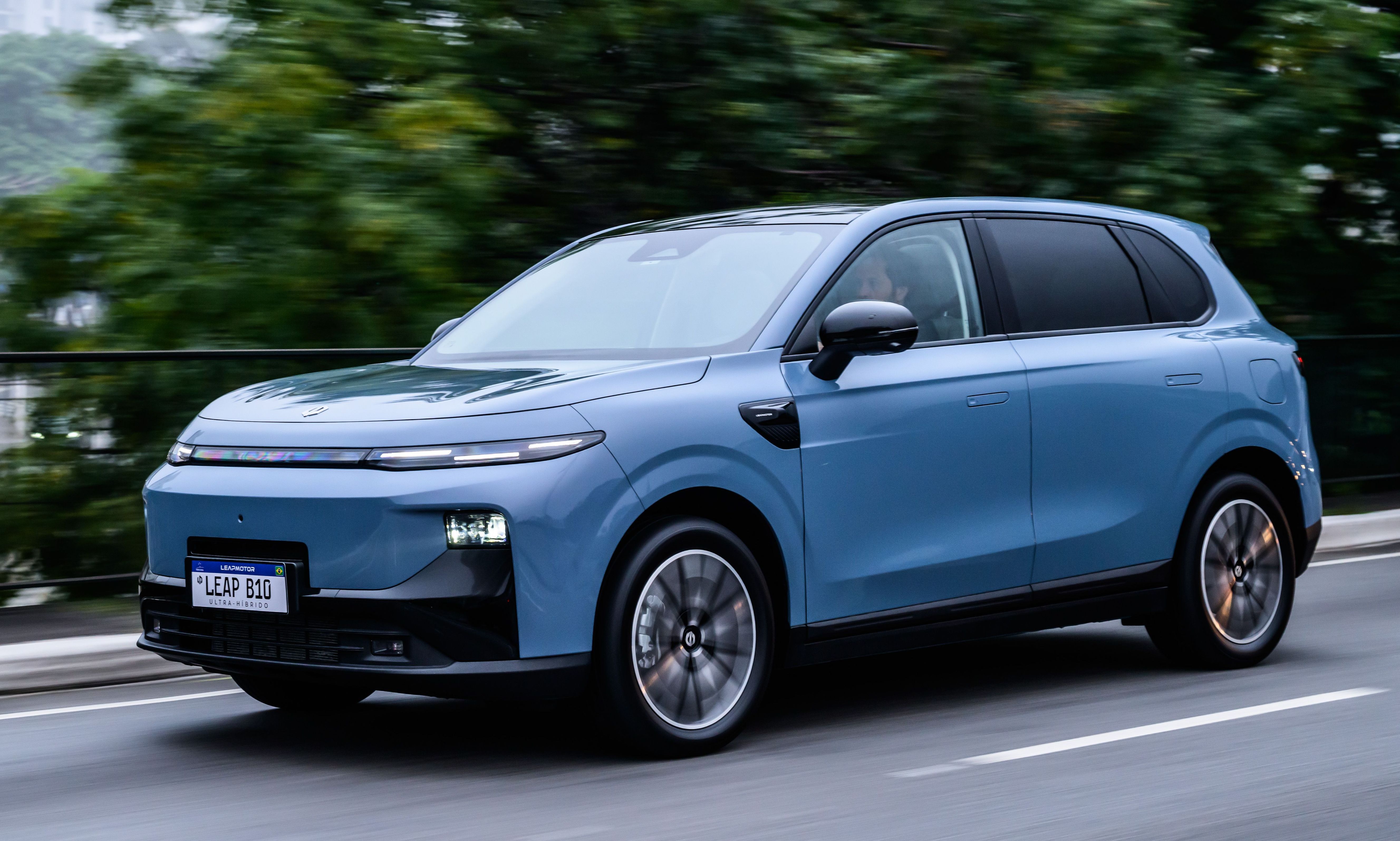 Leapmotor B10 ganha versão híbrida com motor a gasolina que não movimenta o carro