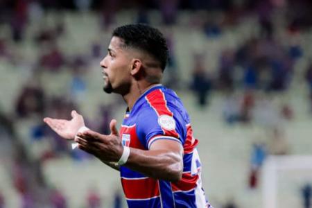 Maílton celebra gol pelo Fortaleza