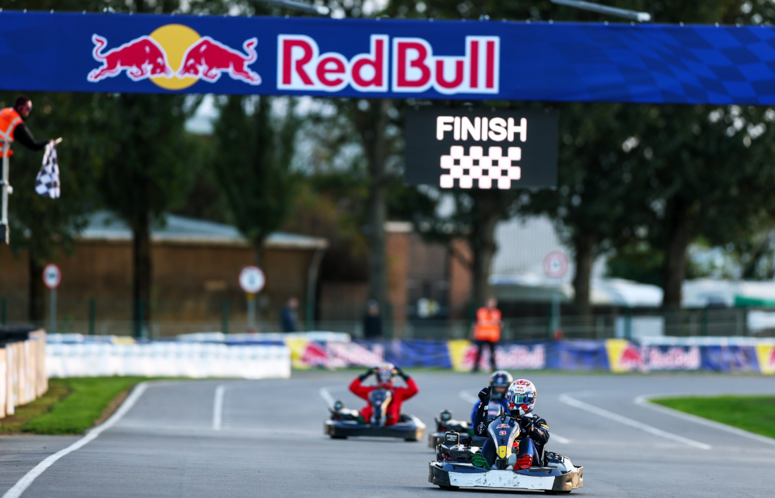Verstappen vence 100 pilotos em corrida de kart na Inglaterra