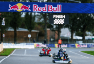 Verstappen vence 100 pilotos em corrida de kart na Inglaterra