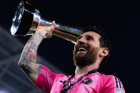 Messi com a taça da Campeones Cup