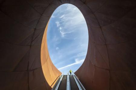 Monte Sant’Angelo Station, em Nápoles, na Itália, foi projetada pelo artista Anish Kapoor • Anish Kapoor