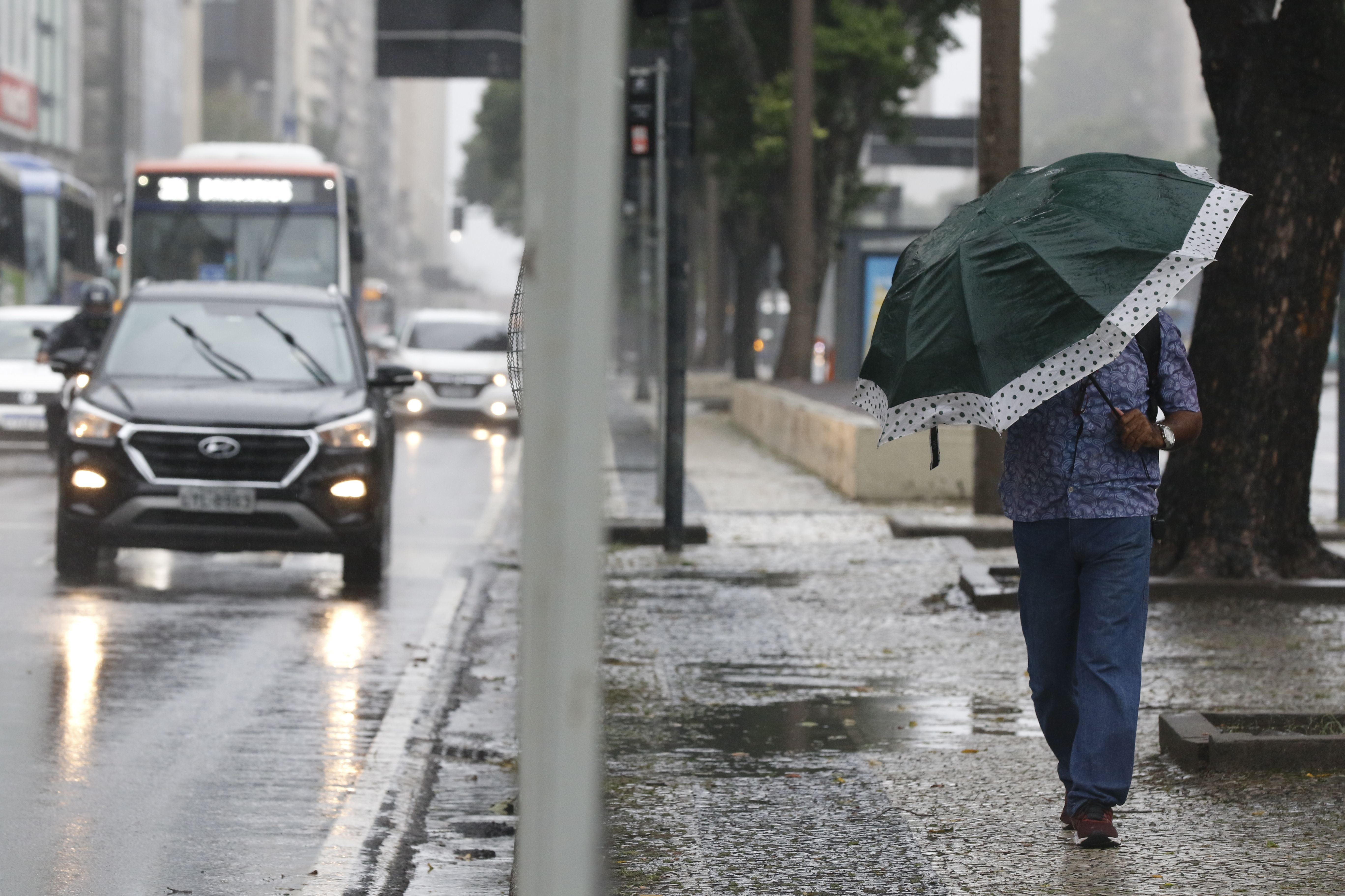 Defesa Civil de BH emite alerta para pancadas de chuva