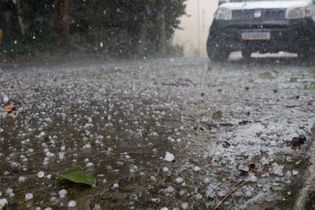 Cidades em Minas estão sob alerta para tempestade com granizo nesta terça-feira (29)
