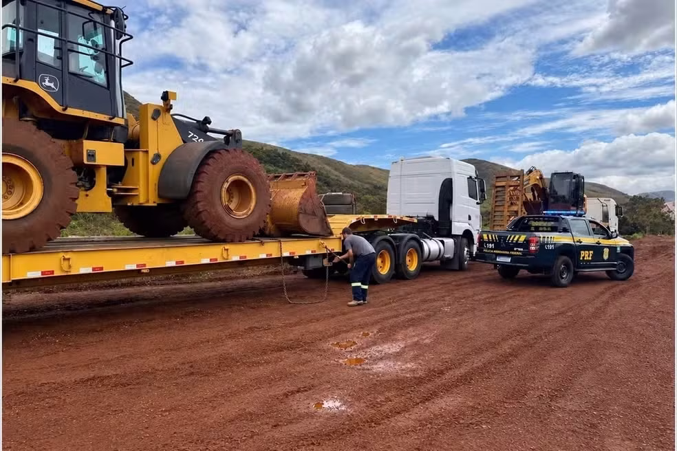 PRF apreende máquinas e veículos suspeitos de extração ilegal de minério em Itabirito