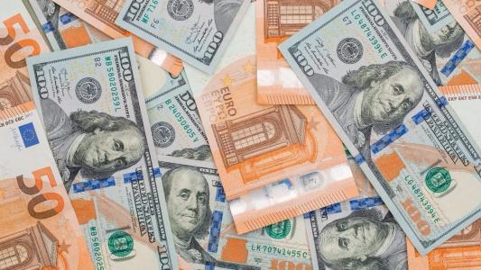 Especialistas recomendam escolher uma instituição autorizada a operar no mercado de câmbio e verificar as moedas e modalidades de recebimento disponíveis