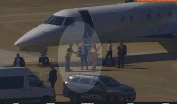 Vídeo mostra Moraes e sua esposa desembarcando de jatinho de Vorcaro