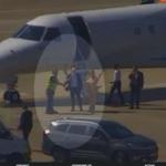 Vídeo mostra Moraes e sua esposa desembarcando de jatinho de Vorcaro