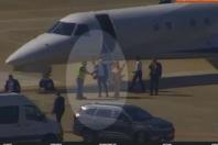 Vídeo mostra Moraes e sua esposa desembarcando de jatinho de Vorcaro