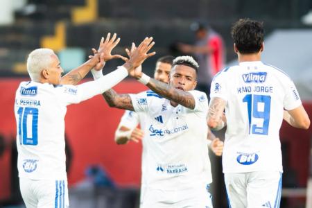 Arroyo celebra gol com Matheus Pereira no Cruzeiro