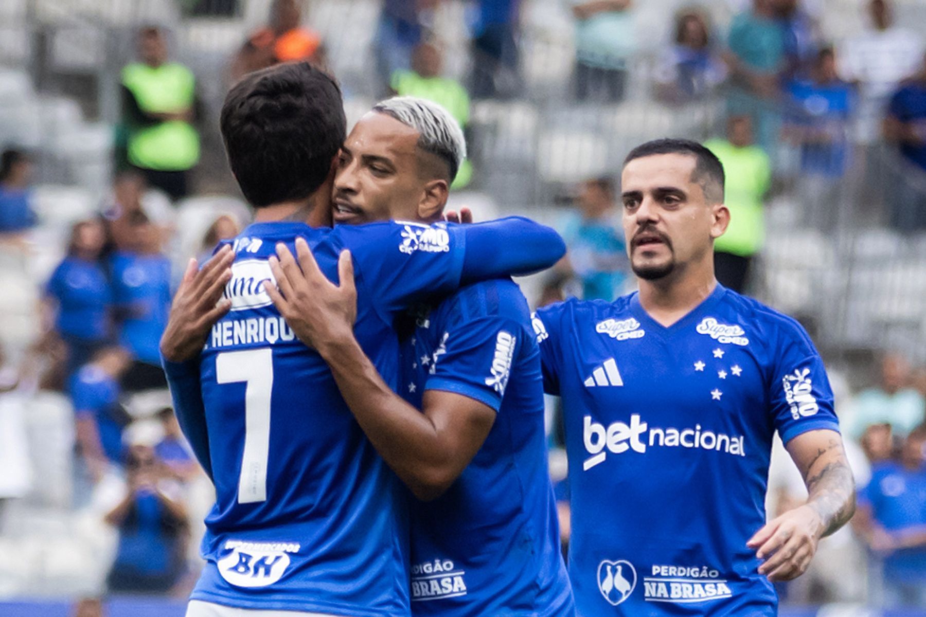 Com Matheus Pereira protagonista, Cruzeiro vence Athletico-PR e dá resposta na Série A