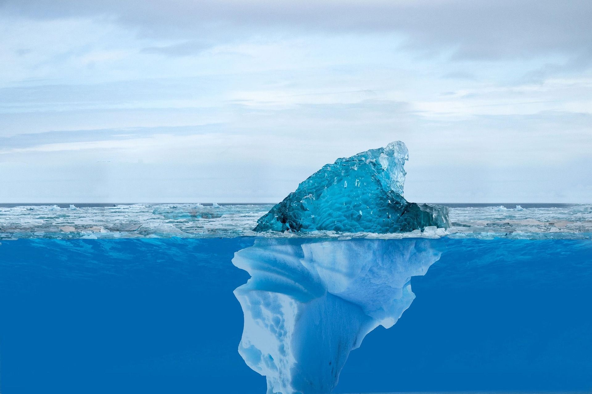 O maior iceberg do Ártico desde 2020 se desprendeu da Groenlândia e resiste