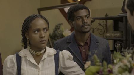 Tonho (Ronald Sotto) e Alika (Duda Santos)