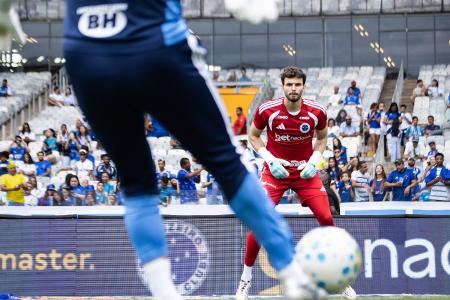 Otávio no aquecimento antes de Cruzeiro x Athletico-PR