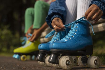 Patinação combina exercício aeróbico, equilíbrio e coordenação e voltou a conquistar crianças e adultos.