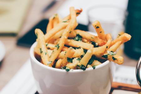 O truque para fazer as batatas fritas mais crocantes na air fryer em casa