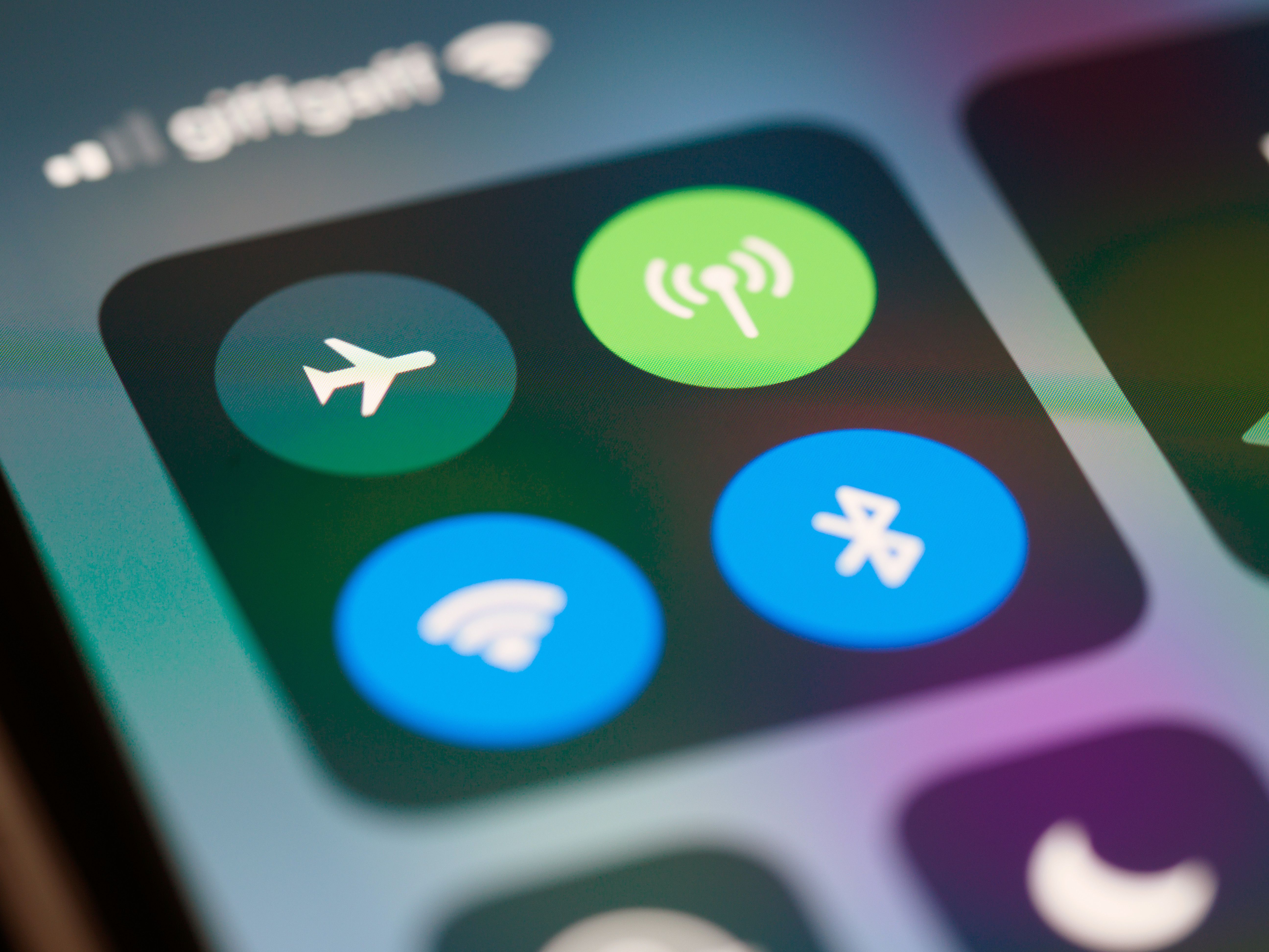 Por que é preciso colocar o celular no modo avião durante o voo?