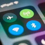 Por que é preciso colocar o celular no modo avião durante o voo?