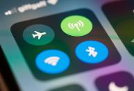 Por que é preciso colocar o celular no modo avião durante o voo?