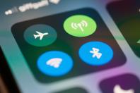 Por que é preciso colocar o celular no modo avião durante o voo?