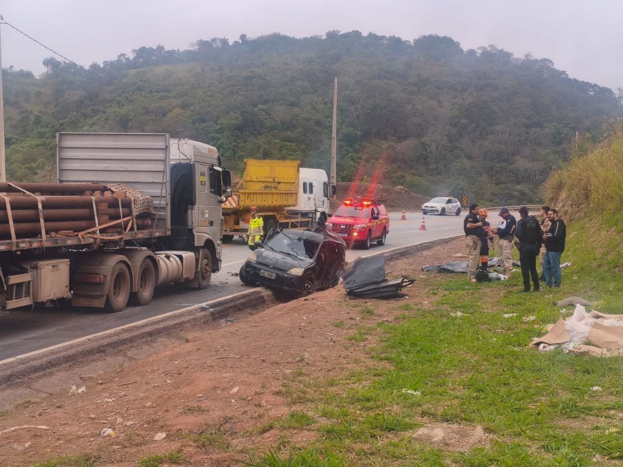 Duas crianças estão entre as vítimas de batida entre carreta e carro na BR-381, em Minas