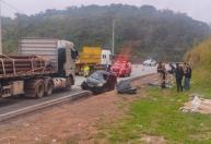 Duas crianças estão entre as vítimas de batida entre carreta e carro na BR-381, em Minas