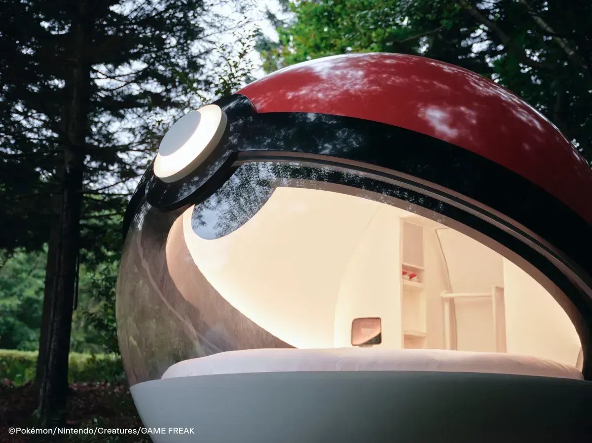 Quarto em formato de Pokébola é construído em meio à floresta no Japão