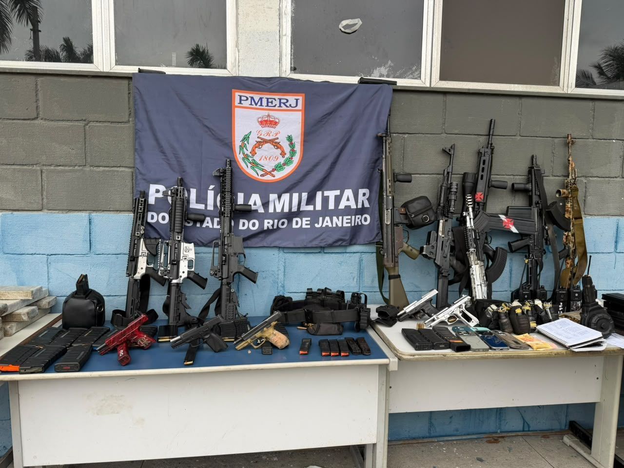 Rio de Janeiro: bandidos tomam ônibus escolares para fazer barricadas na Linha Vermelha