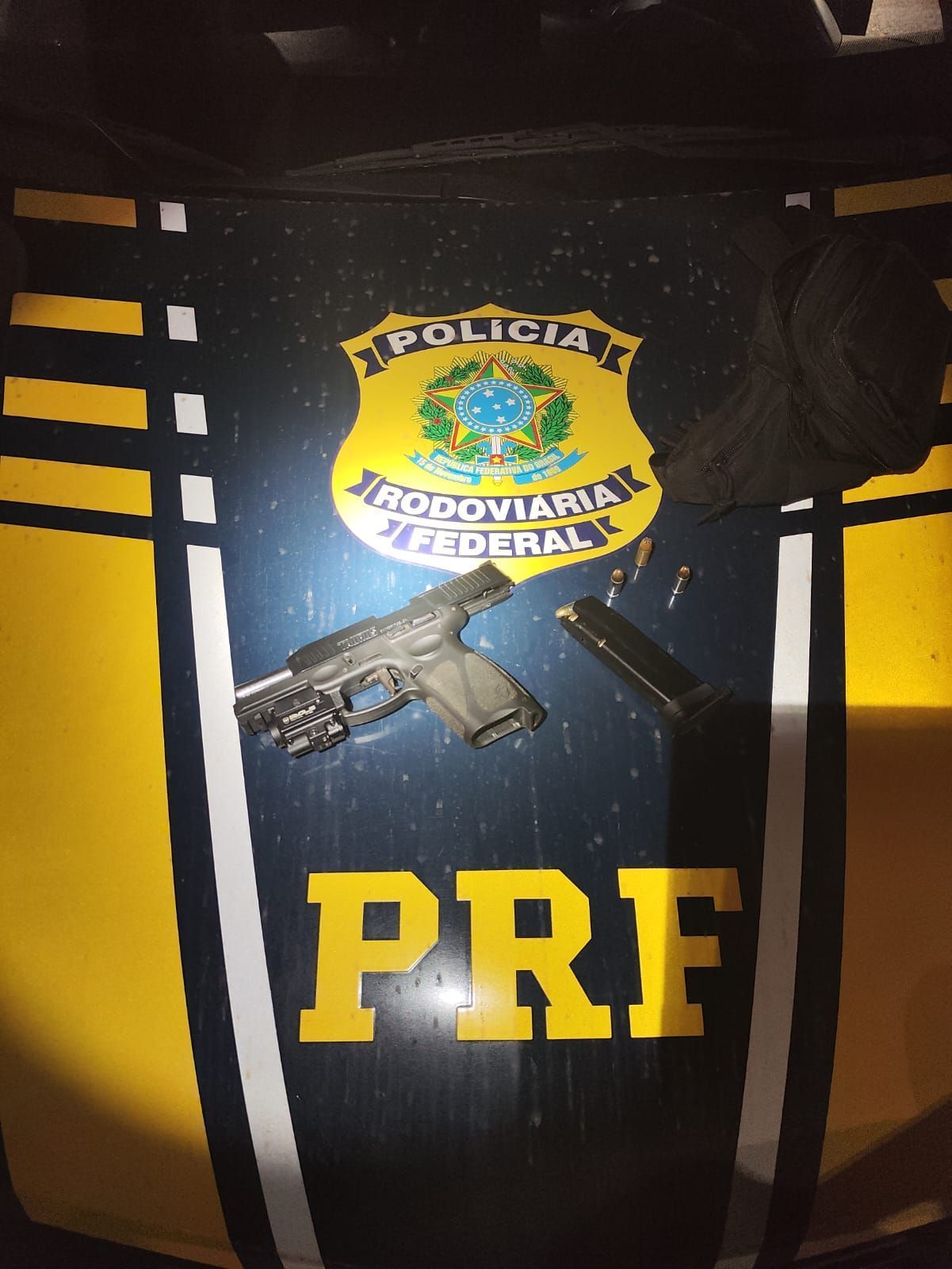 PRF prende caminhoneiro por porte ilegal de arma na Fernão Dias