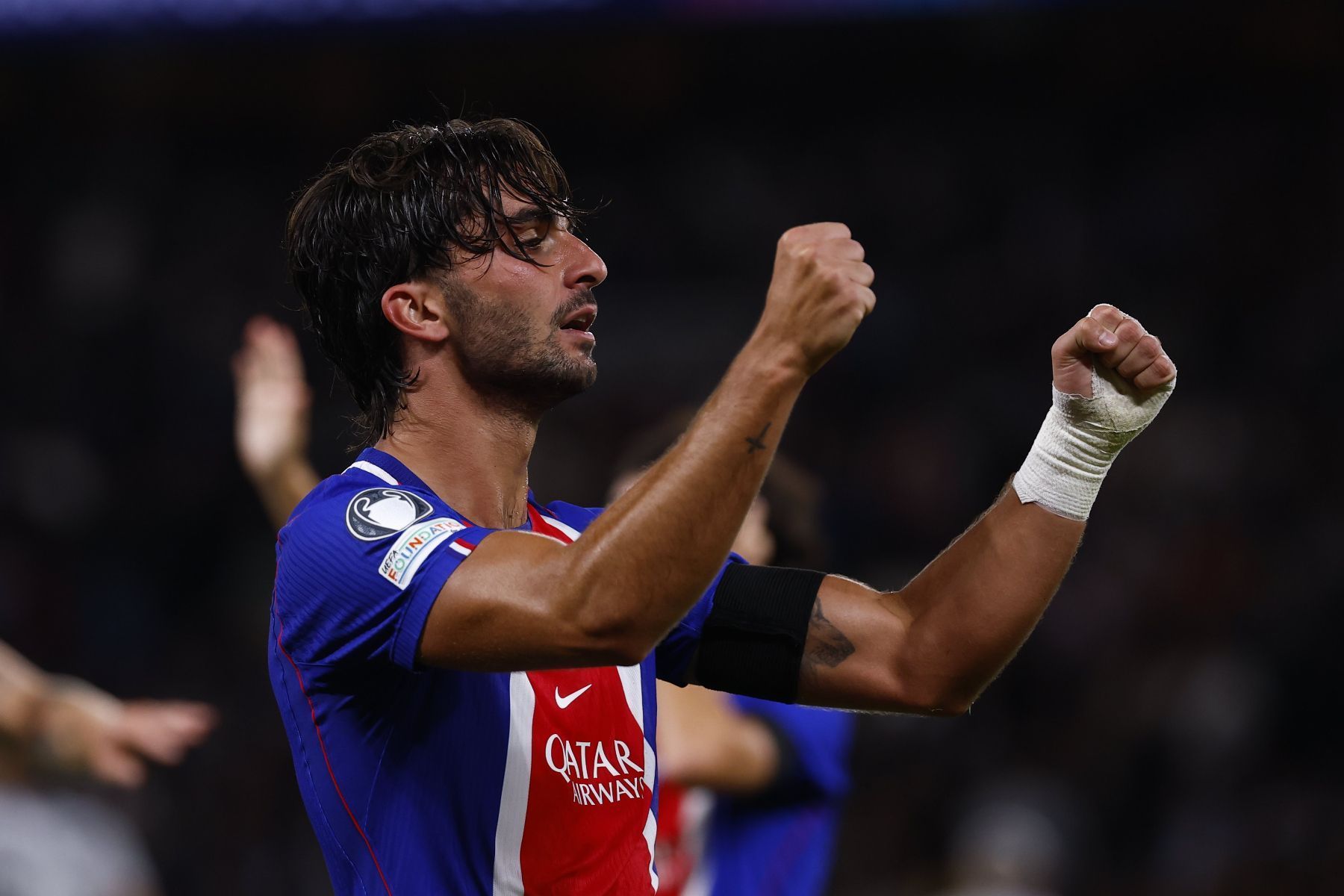 Bola de ouro e herói da Espanha dão show, e PSG goleia Slovan na estreia na Champions