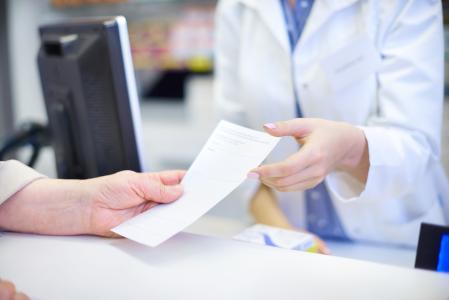 Close de paciente com receita médica