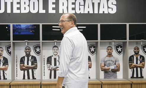John Textor no vestiário do Estádio Nilton Santos em julho de 2022
