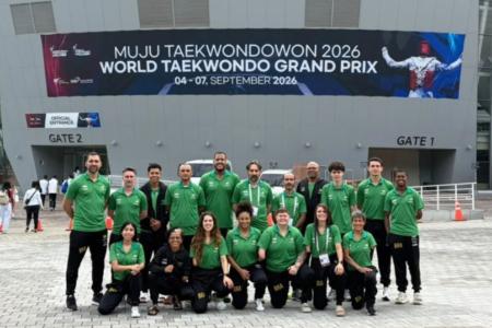 Delegação brasileira em frente ao local das competições do Grand Prix de Muju, na Coreia do Sul • Divulgação/CBTKD