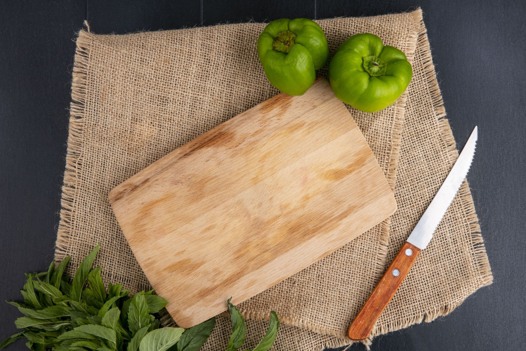 Esqueça o limão e o bicarbonato: esse alimento ajuda a disfarçar arranhões na tábua de madeira