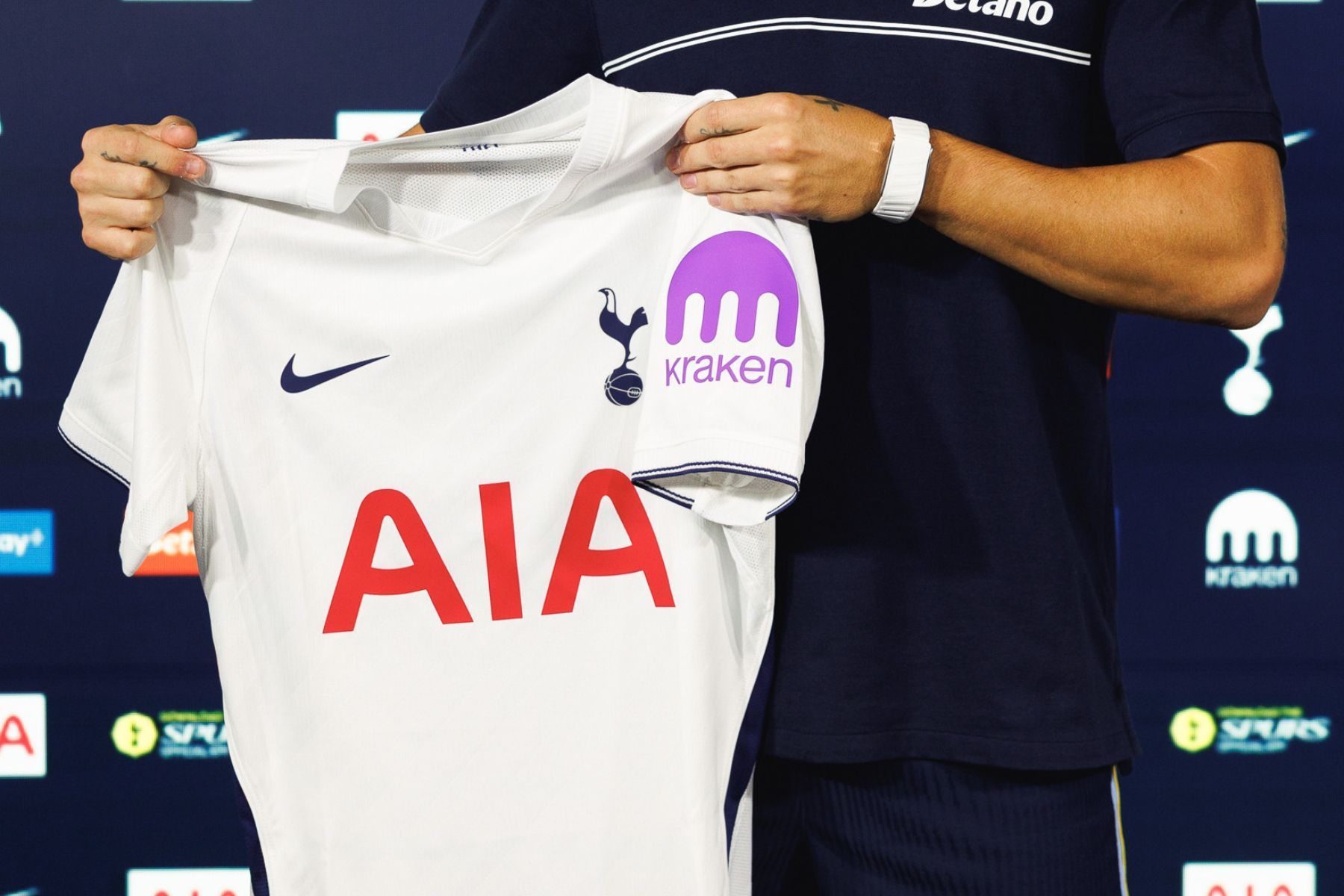 Atacante brasileiro não é inscrito pelo Tottenham na Premier League e prepara saída