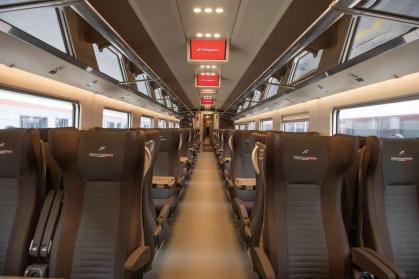 Trem Frecciarossa tem 200 metros de comprimento, oito vagões e 462 assentos