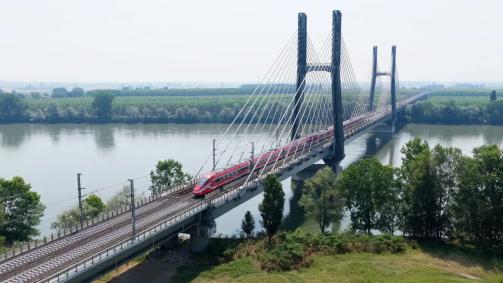 Trem Frecciarossa tem 200 metros de comprimento, oito vagões e 462 assentos