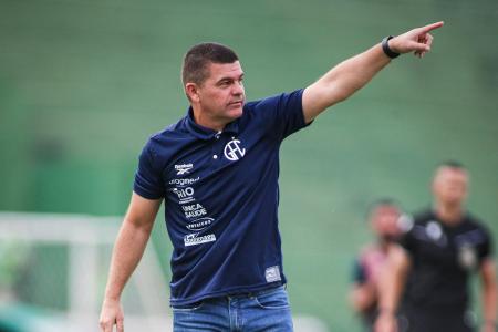 Umberto Louzer, técnico do Guarani "empestado" ao Criciúma