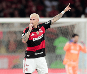 Guillermo Varela celebra gol pelo Flamengo no Brasileirão 2026