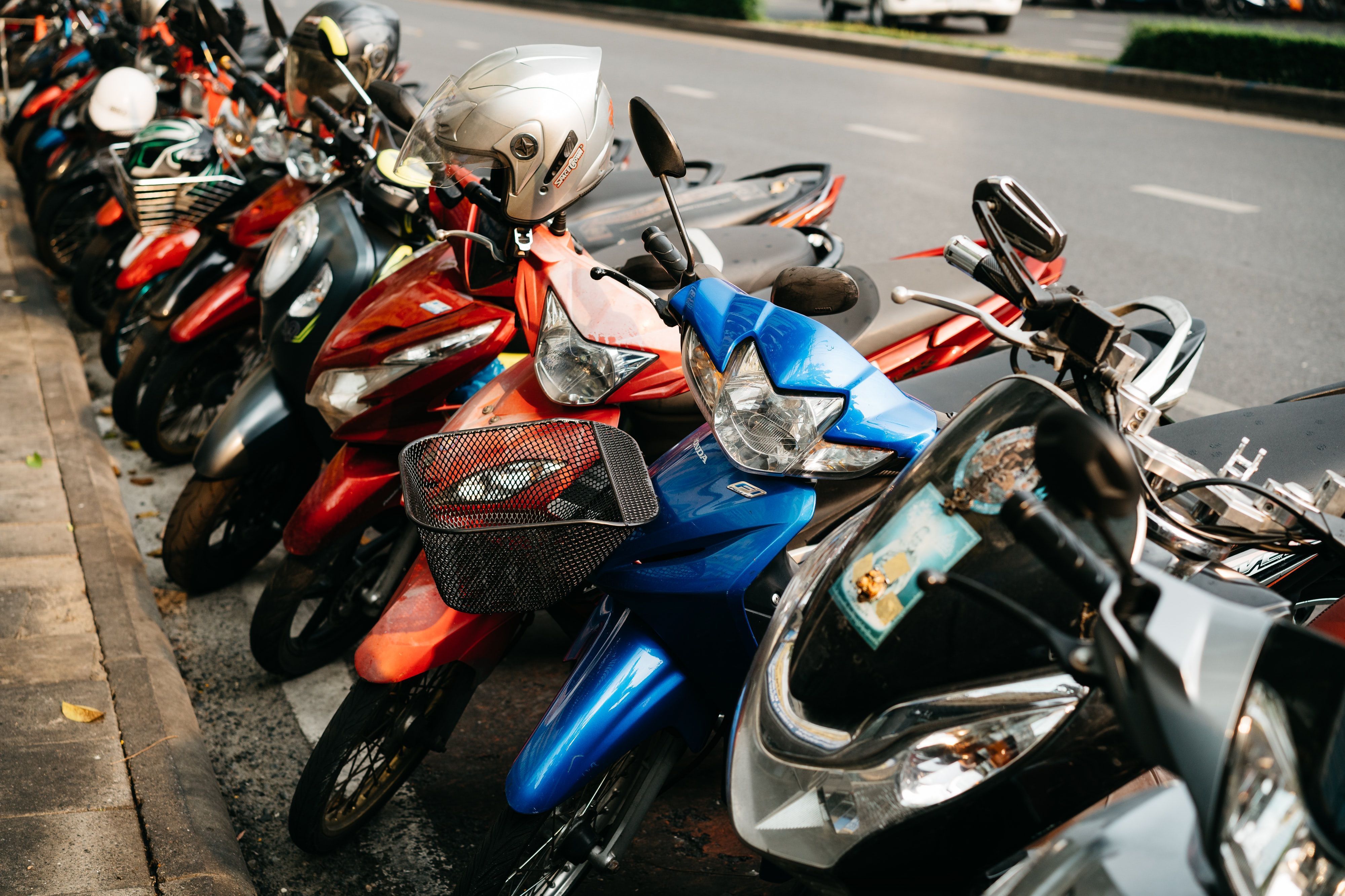 Governo libera jovens de 18 anos para trabalhar com motos e acende alerta sobre acidentes